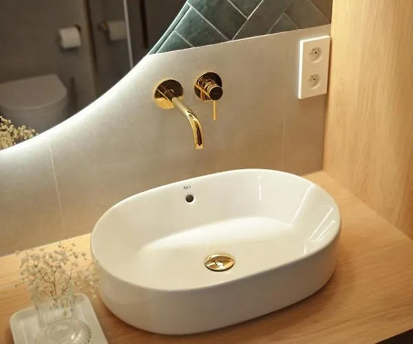 Apartment & Wave - Luxury Marina View With Spa, Pool & Free Parking *