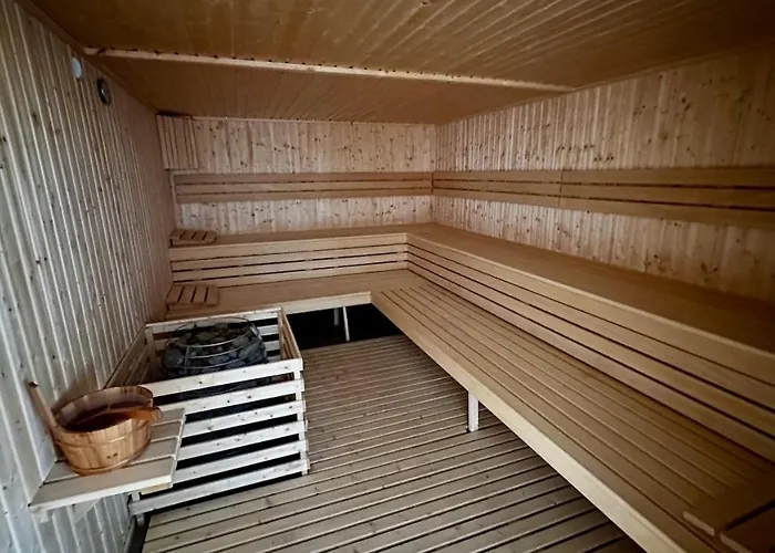 Apartment & Wave - Luxury Marina View With Spa, Pool & Free Parking *